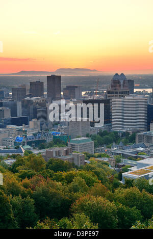 Montreal-Sonnenaufgang am Morgen vom Mont Royal mit Skyline der Stadt betrachtet Stockfoto