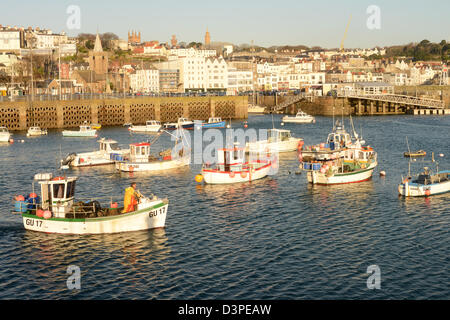 Ein Fischkutter kehrt nach Hause zurück zu St Peter Port Harbour in Guernsey Stockfoto