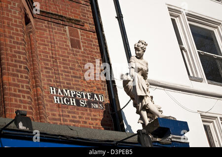 Weibliche Skulptur auf Hampstead High Street, Hampstead, London, UK Stockfoto