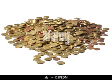 Kleingeld, Haufen von vielen Euro-Münzen auf weißem Hintergrund. Vor allem 20 und 5 Euro-Cent-Münzen. Stockfoto