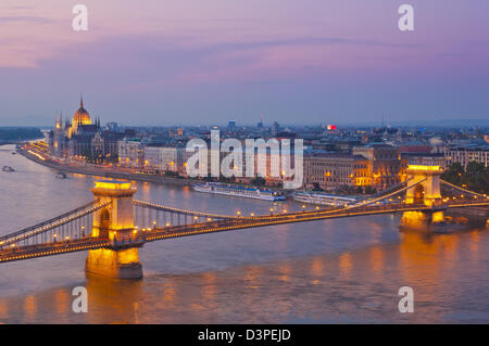 Die Kettenbrücke, Szechenyi Lánchíd, über der Donau bei Nacht Budapest, Ungarn, Europa, EU Stockfoto