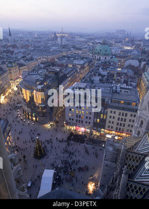 Vienna Stadtbild: Stephansplatz und darüber hinaus. Die Aussicht vom Turm Stephandom. Der Platz, Rathaus und das Schloss. Stockfoto