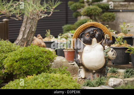 Japanischer Garten Statue des Tanuki, der Waschbär Hund Tier, Kyoto, Japan Stockfoto