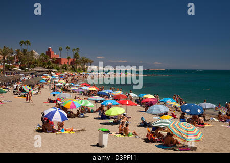 Der Strand Playa de Santa Ana und Castillo El Bil-Bil, Benalmadena Stockfoto