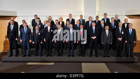 Brüssel, Belgien. 22. Februar 2103. UNS US-Verteidigungsminister Leon Panetta, fünfte von rechts, vordere Reihe, steht für ein Gruppenfoto mit anderen NATO-Verteidigungsminister im NATO-Hauptquartier 21. Februar 2013 in Brüssel, Belgien, auf der linken Seite des Panetta ist NATO-Generalsekretär Anders Fogh Rasmussen und zu seiner rechten ist Großbritanniens Minister für nationale Verteidigung Philip Hammond. Bildnachweis: DOD Photo / Alamy Live News Stockfoto