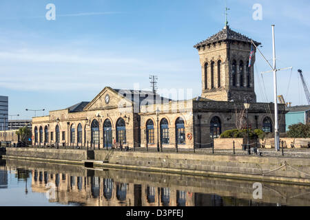 Das alte Pumpenhaus in Leith Docks zu Büros umgebaut. Stockfoto