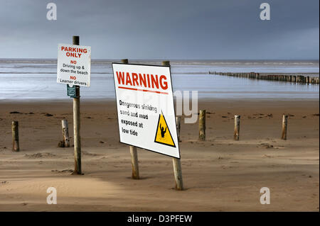 Warnzeichen an einem windigen Tag im Brean Sands, Somerset UK Stockfoto