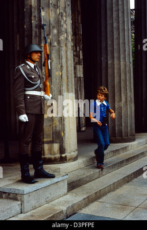 Berlin, DDR, junge läuft vorbei an eine militärische Ehrenwache der NVA Stockfoto