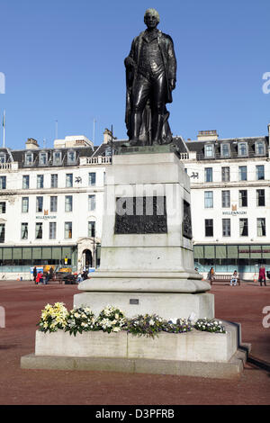 Eine Statue des Dichters Robert Burns in George Square, Glasgow, Schottland, Großbritannien Stockfoto