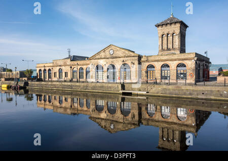 Das alte Pumpenhaus in Leith Docks zu Büros umgebaut. Stockfoto