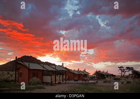 Desert Camp lodges bei Sonnenuntergang in der Nähe von Sossusvlei, Namib-Naukluft, Namibia, Südafrika Stockfoto