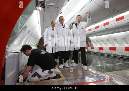 Der französischen Premierminister Jean-Marc Ayrault (M) Und Hamburgs Erster Bürgermeister Olaf Scholz (l, SPD) Folgen am 22.02.2013 Höhle Erklärungen von Ulrich Lampkemeyer (R), Chef der A380 Endmontage in Hamburg, Im Oberbeck Eines Airbus A380 der Koreanischen Airline "Korean Air" Bei Einem Besuch Im Airbus-Werk Hamburg-Finkenwerder. Premierminister Ayrault Wird bin Abend als Ehrengast Beim Matthiae-Mahl, Dem Ältesten Festmahl der Welt, Im Rathaus von Hamburg Erwartet. Foto: Christian Charisius/Dpa +++(c) Dpa - Bildfunk +++ Stockfoto