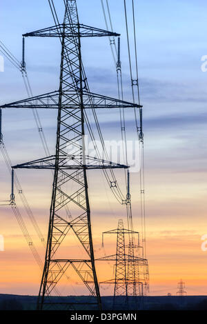 Ein Strommast von National Grid in Wales bei Sonnenuntergang Stockfoto