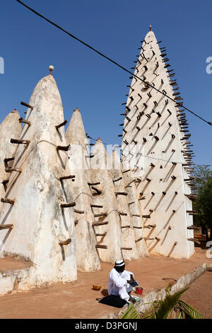 Mann liest Koran Koran, große Moschee im Sahel-Stil, Schlamm-Architektur, Bobo Dioulasso, Burkina Faso Stockfoto