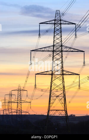 Ein Strommast von National Grid in Wales bei Sonnenuntergang Stockfoto