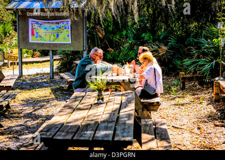Menschen, die genießen einer Picknick-Mahlzeit in der warmen Sonne Floridas am Crowley Pioneer Center Stockfoto