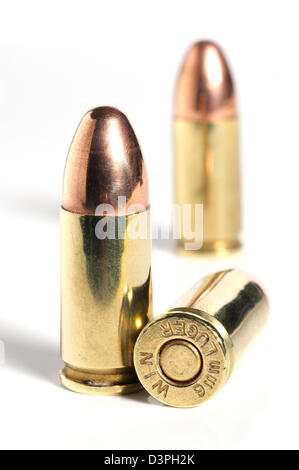 9mm Luger Winchester Kugeln vor weißem Hintergrund. Stockfoto