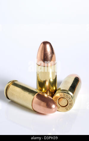 9mm Luger Winchester Kugeln vor weißem Hintergrund. Stockfoto