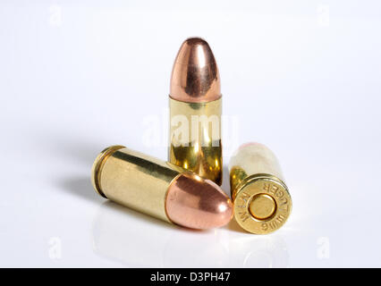 9mm Luger Winchester Kugeln vor weißem Hintergrund. Stockfoto