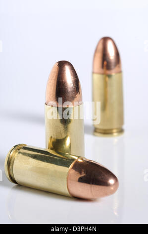 9mm Luger Winchester Kugeln vor weißem Hintergrund. Stockfoto