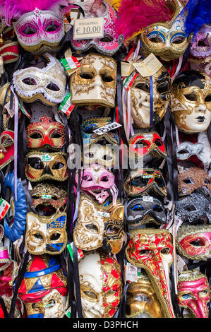 Venezianische Gesicht Maske touristische Souvenirs zum Verkauf in Venedig Stockfoto