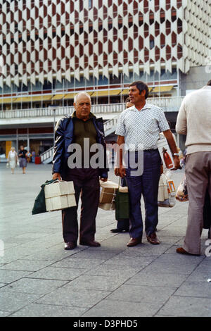 Berlin, DDR, Männer auf dem Alexanderplatz vor dem Centrum-Warenhaus Stockfoto
