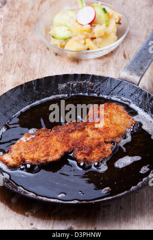 Wiener Schnitzel in einer Eisenpfanne Stockfoto