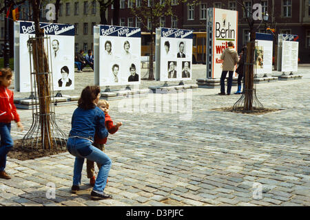 Berlin, DDR, Wahlplakate der nationalen Front für die Arkonaplatz Stockfoto