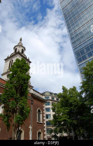 Kirche St Botolph ohne Bishopsgate und Heron-Tower in der City of London, England Stockfoto