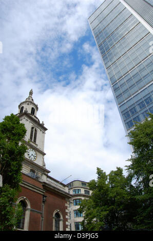 Kirche St Botolph ohne Bishopsgate und Heron-Tower in der City of London, England Stockfoto
