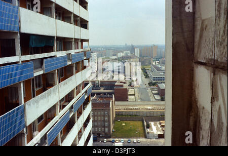 Berlin, DDR, mit Blick auf die Berliner Mauer in West-Berlin von einem hohen Gebäude auf Fischer Insel Stockfoto