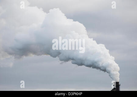 Verschmutzung durch Fabrikschornstein. Stockfoto