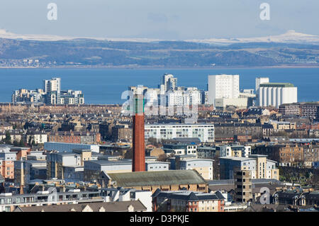 Blick nach Norden in Richtung Leith vom Calton Hill, Edinburgh, Schottland. Stockfoto