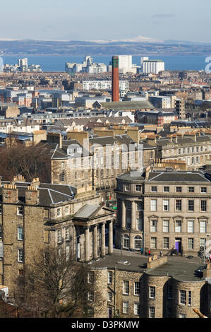 Blick in Richtung Leith und den Firth of Forth von Calton Hill, Edinburgh, Schottland. Stockfoto