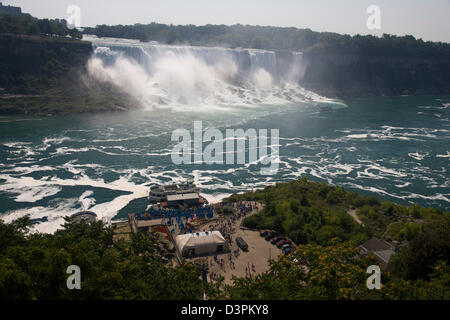 Das Mädchen des Nebels, Ausflugsschiff, vertäut unter dem Wasserfall in Niagara Falls, Kanada Stockfoto