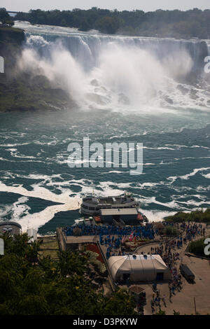 Das Mädchen des Nebels, Ausflugsschiff, vertäut unter dem Wasserfall in Niagara Falls, Kanada Stockfoto