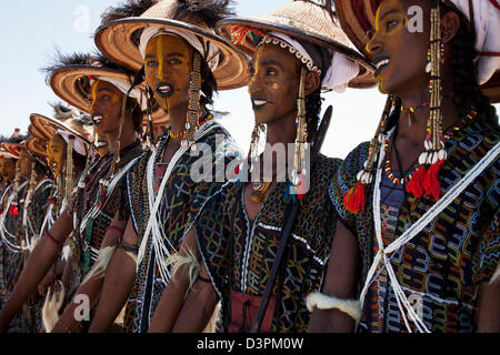 Wodaabe junge Männer sind beim Gerewol Festival in Nordniger tanzen. Stockfoto