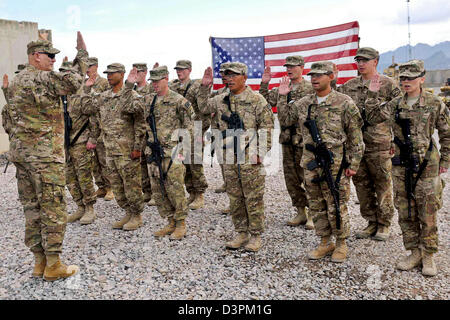 US-General Raymond Odierno, der Stabschef der Armee, reenlists Soldaten aus Forward Operating Base Frontenac 22. Februar 2013 am Kandahar Flugplatz, Afghanistan. Stockfoto