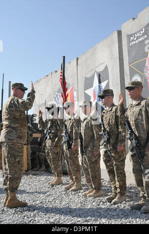 US-General Raymond Odierno, der Stabschef der Armee, führt eine erneute Eintragung Zeremonie für Soldaten des 4. Stryker Brigade Combat Team, 2. US-Infanteriedivision 22. Februar 2013 auf Forward Operating Base Masum Ghar, Afghanistan. Stockfoto