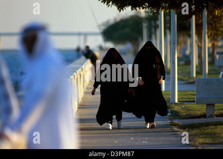 Saudische Frauen fit halten entlang der Corniche al khobar, Saudi Arabien. Stockfoto