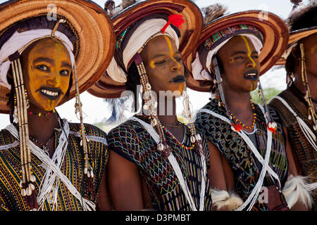 Wodaabe junge Männer sind beim Gerewol Festival in Nordniger tanzen. Stockfoto