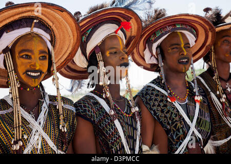 Wodaabe junge Männer sind beim Gerewol Festival in Nordniger tanzen. Stockfoto