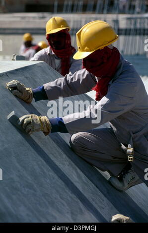 Ausländische Arbeiter bei der Arbeit auf einer Baustelle im Zentrum von Riad. Stockfoto