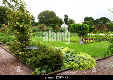 Ein hoch dekorierter Laube, hergestellt aus weiß lackiertem Wirework im Küchengarten Arley Hall Gardens Cheshire England UK Stockfoto