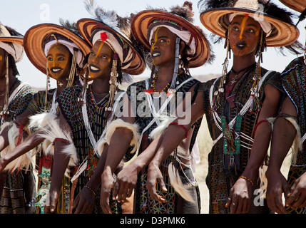 Wodaabe Männer tanzen beim Gerewol Festival in der Nähe von Ingal, Nothern Niger Stockfoto