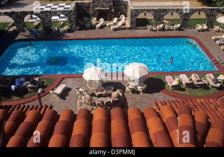 Die historische (1927), ist AAA Four Diamond, Furnace Creek Inn eine Oase in der Wüste in Death Valley Nationalpark, Kalifornien, USA. Stockfoto