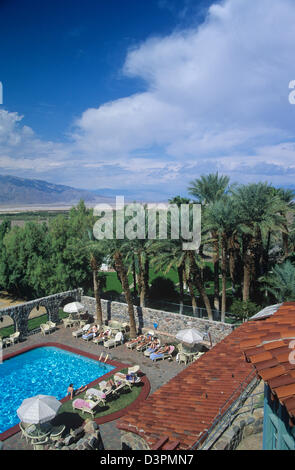 Die historische (1927), ist AAA Four Diamond, Furnace Creek Inn eine Oase in der Wüste in Death Valley Nationalpark, Kalifornien, USA. Stockfoto