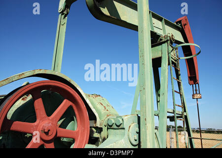 Detail der kleinen Rohöl Pumpe Udner Himmel Stockfoto