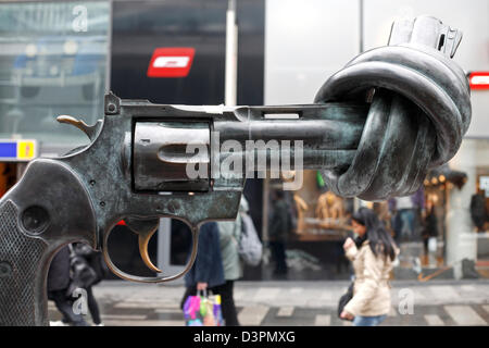 Stockholm, Schweden, Bronze-Skulptur von Gewaltlosigkeit Künstler Carl Fredrik Reutersward Stockfoto