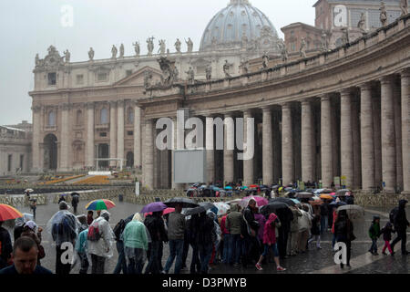 Touristen-Warteschlange bei starkem Regen der Basilika St. Peter im Vatikan in Rom eingeben Stockfoto